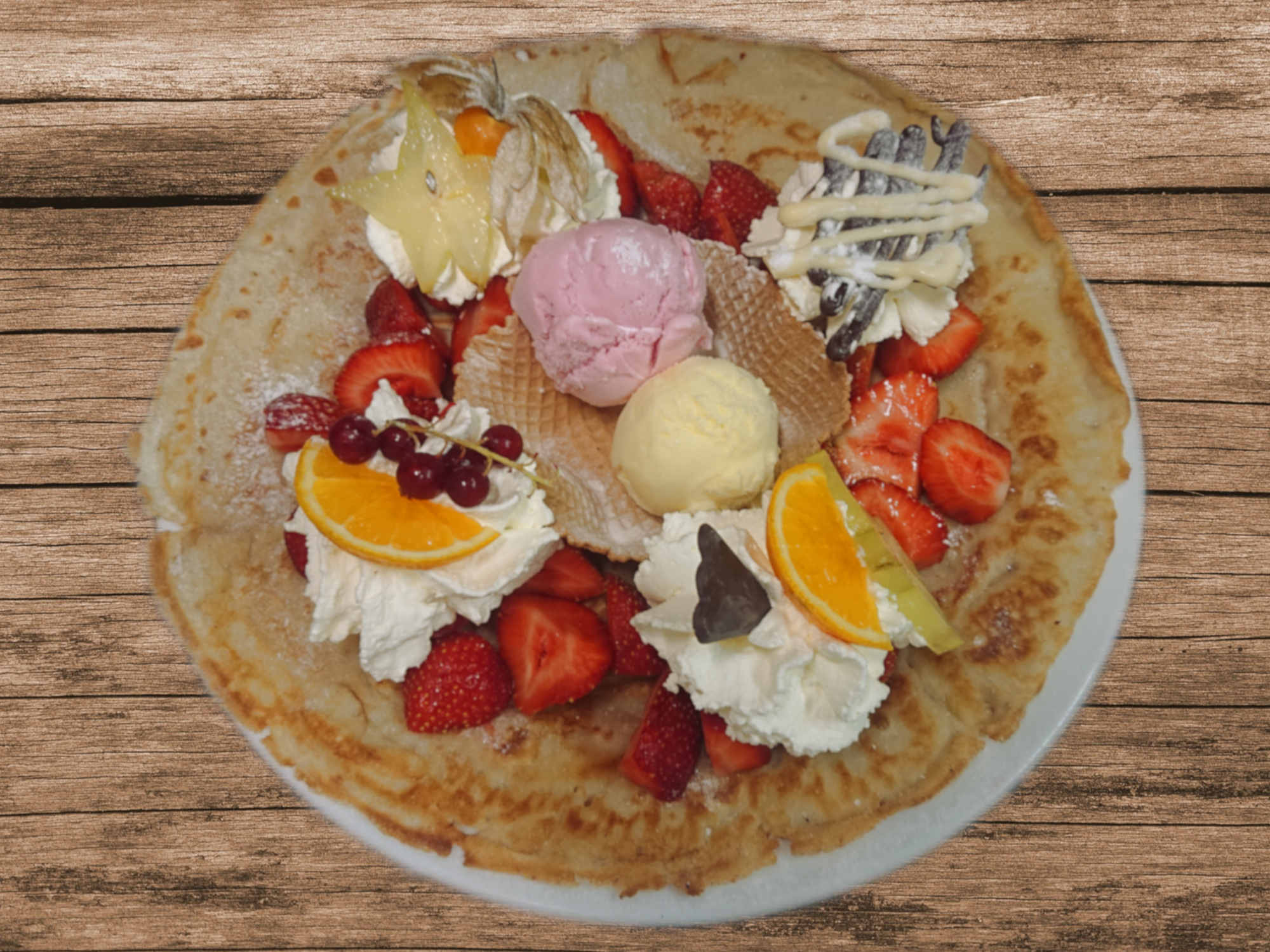 Pannenkoek met aardbeien en ijs